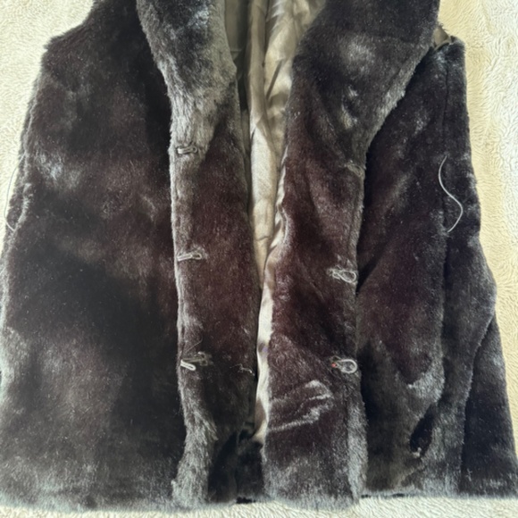 Black Faux Fur Vest Womens Luxe Glam Sleeveless Jacket Soft Plush Chic Layering - Picture 3 of 7